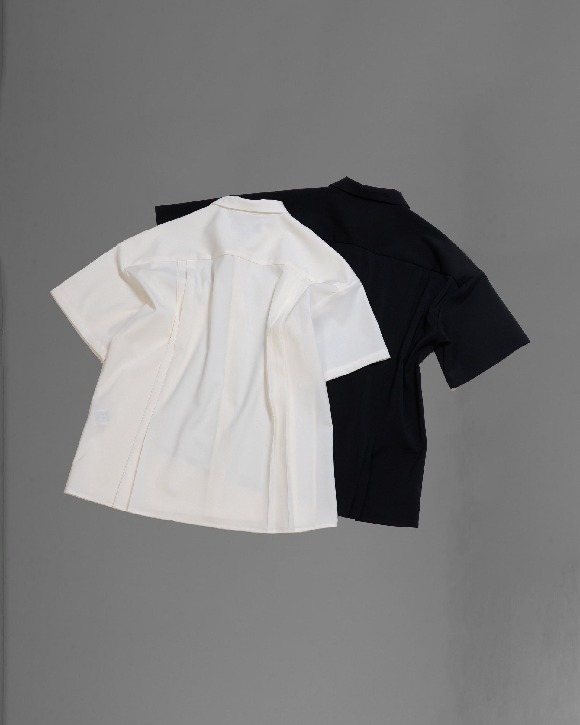 POPLIN BACK-PLEATS OPEN COLLAR SHIRT